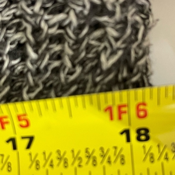 So sz med sweater crew neck in a heather knit blk/off white - Picture 4 of 14